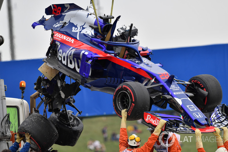 El coche accidentado de Brendon Hartley, Scuderia Toro Rosso es removido