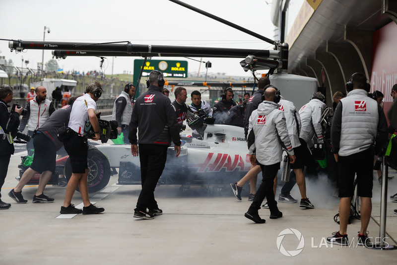 La voiture fumante de Romain Grosjean Haas F1 Team VF-18 Ferrari est rentrée dans le garage