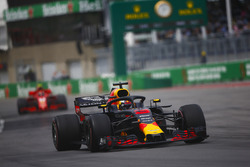 Daniel Ricciardo, Red Bull Racing RB14, leads Kimi Raikkonen, Ferrari SF71H