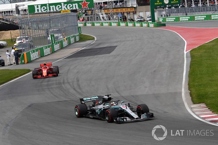 Lewis Hamilton, Mercedes-AMG F1 W09 por delante de Kimi Raikkonen, Ferrari SF71H