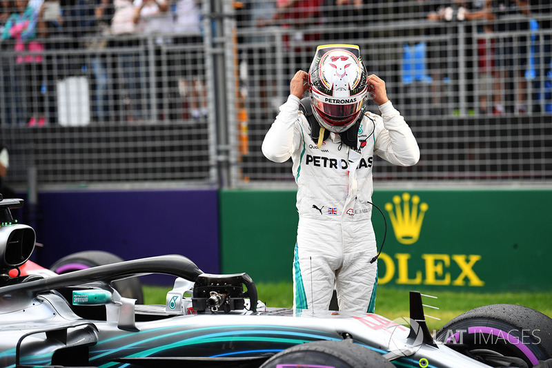 Pole sitter Lewis Hamilton, Mercedes-AMG F1 in parc ferme