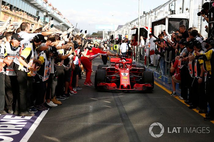 El ganador de la carrera Sebastian Vettel, Ferrari SF71H llega al parque cerrado y celebra con Maurizio Arrivabene, director del equipo Ferrari