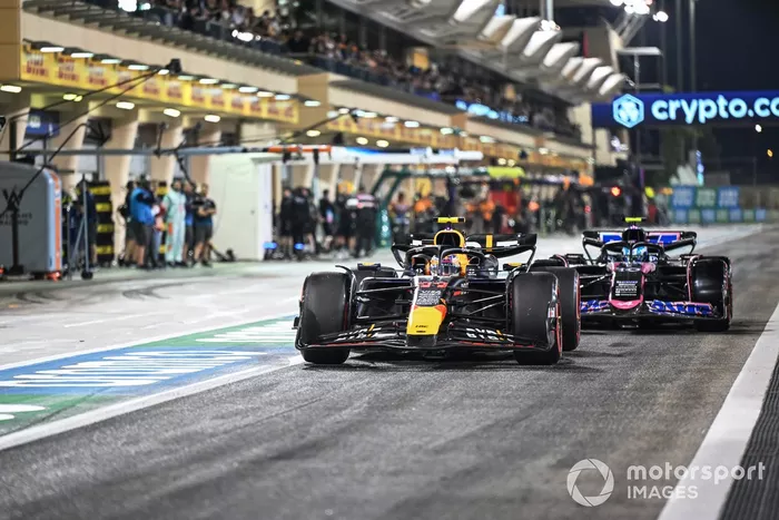 Sergio Perez, Red Bull Racing RB20 dans la voie des stands 