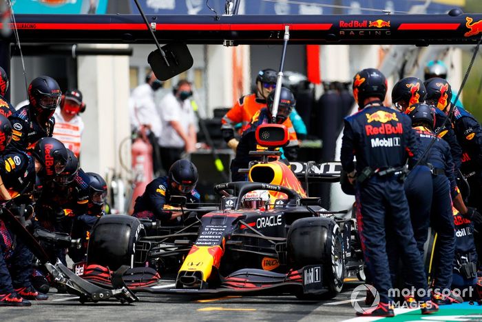 Max Verstappen, Red Bull Racing RB16B, en pits