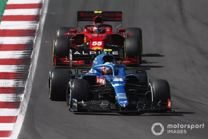 Esteban Ocon, Alpine A521, Carlos Sainz Jr., Ferrari SF21