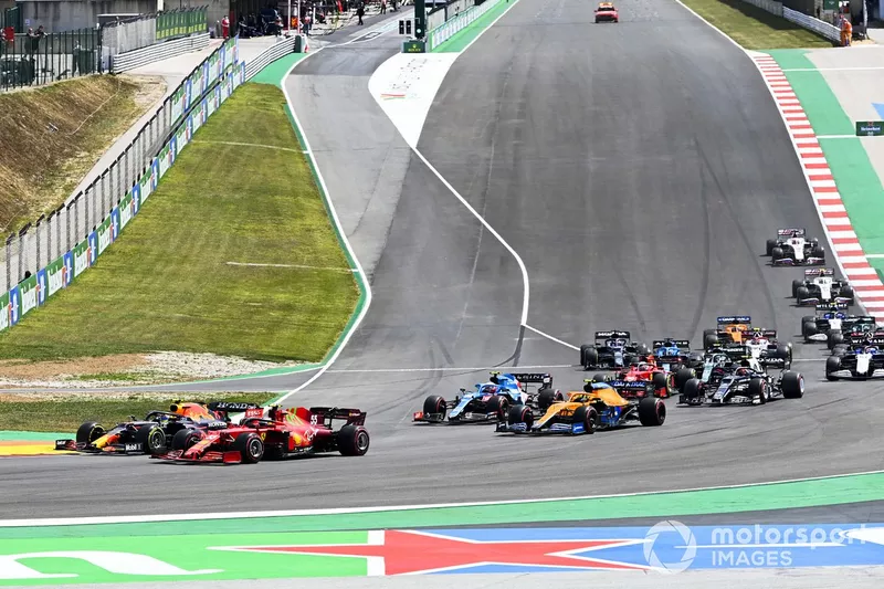 Sergio Perez, Red Bull Racing RB16B, Carlos Sainz Jr., Ferrari SF21, Esteban Ocon, Alpine A521, Lando Norris, McLaren MCL35M, e il resto delle auto alla partenza