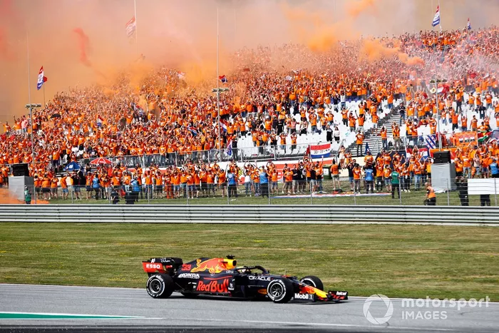Ganador Max Verstappen, Red Bull Racing RB16B, pasa por delante de sus fans de camino al Parc Ferme