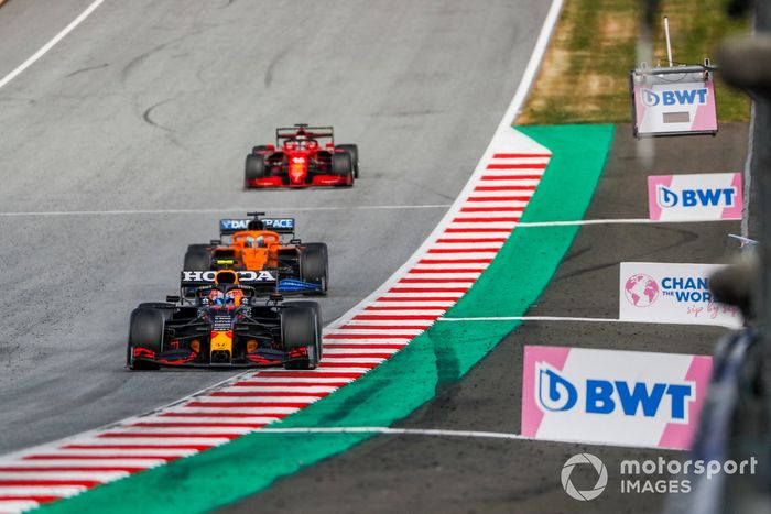 Sergio Pérez, Red Bull Racing RB16B, Daniel Ricciardo, McLaren MCL35M, Charles Leclerc, Ferrari SF21