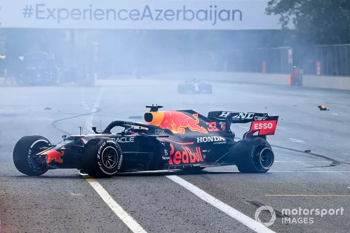 Choque de Max Verstappen, Red Bull Racing que se retira tras un pinchazo en un neumático
