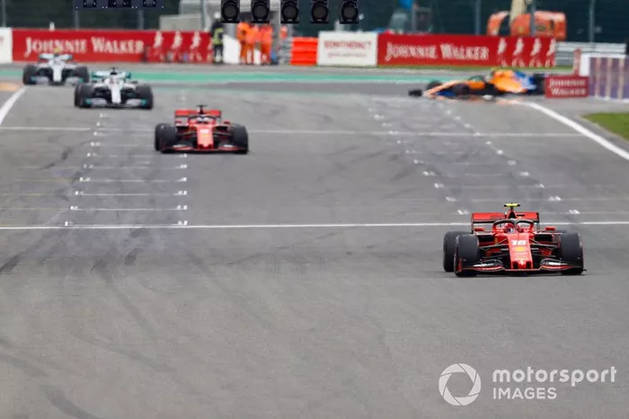 Charles Leclerc, Ferrari SF90, lidera Sebastian Vettel, Ferrari SF90, y Lewis Hamilton, Mercedes AMG F1 W10