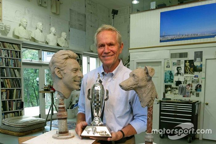 El escultor William Behrends con el Trofeo Baby Borg-Warner Simon Pagenaud