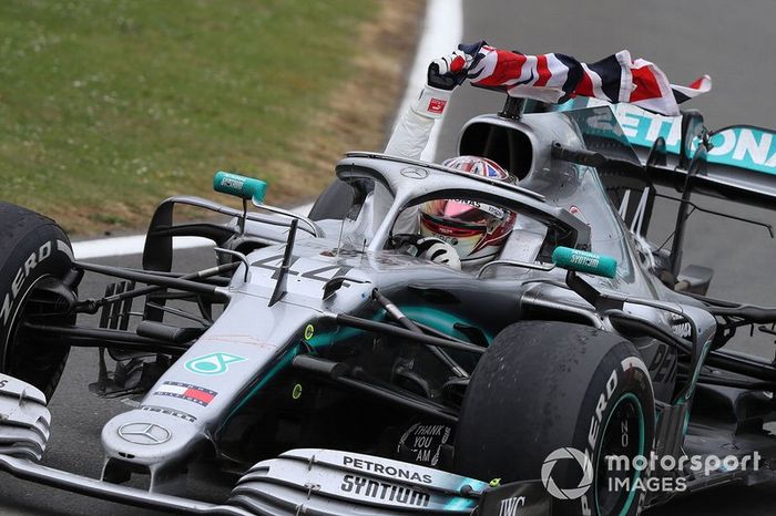 Il vincitore della gara Lewis Hamilton, Mercedes AMG F1 W10 con una bandiera