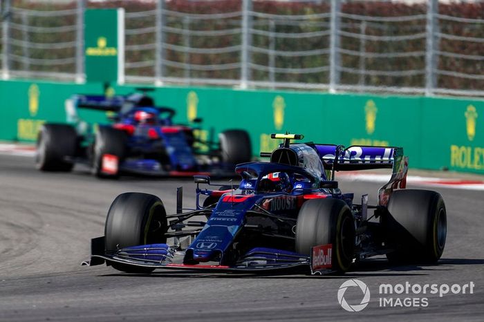 Gasly y Kvyat tienen un roce en los libres
