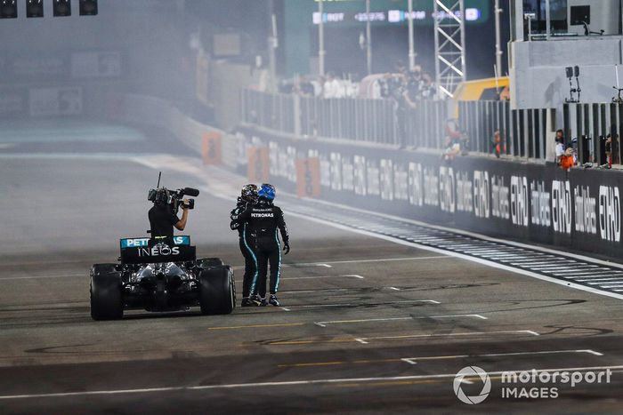 Valtteri Bottas, Mercedes-AMG F1, 2ª posición, y Lewis Hamilton, Mercedes-AMG F1, 3ª posición, se felicitan mutuamente en la parrilla después de la carrera.