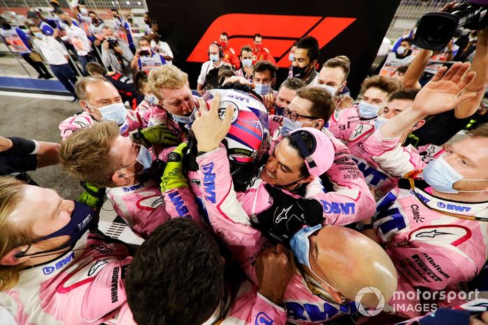 Ganador Sergio Pérez, Racing Point celebra con el equipo