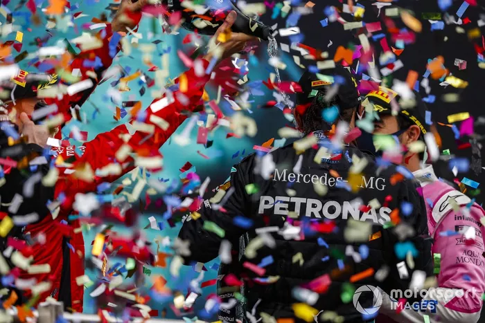 Podio: ganador y campeón del mundo Lewis Hamilton, Mercedes-AMG F1, segundo lugar Sergio Pérez, Racing Point, y tercer lugar Sebastián Vettel, Ferrari