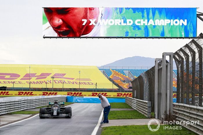 Ganador Lewis Hamilton, Mercedes F1 W11 en Parc Ferme