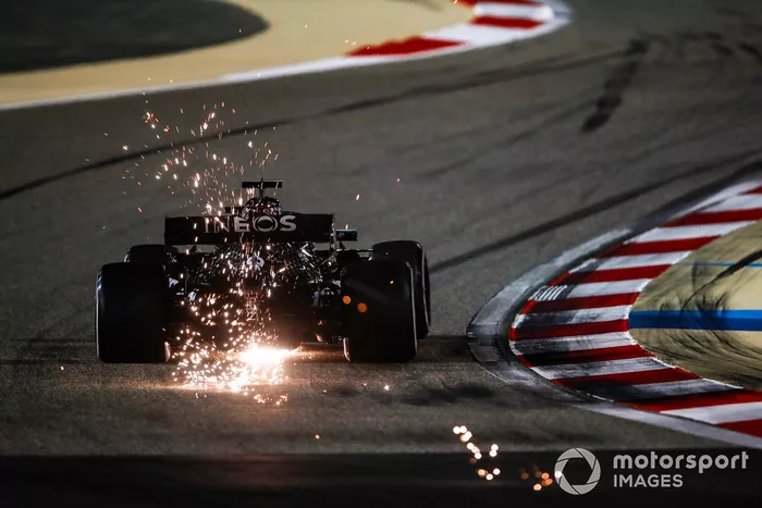 George Russell, Mercedes F1 W11 sacando chispas