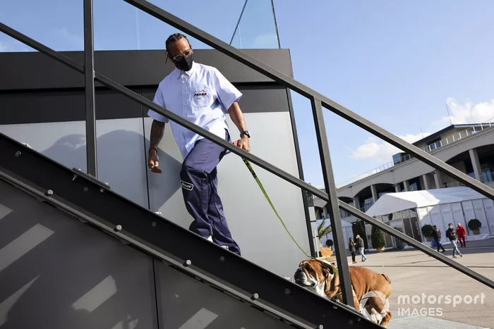 Lewis Hamilton, Mercedes-AMG F1 con il suo cane Roscoe nel paddock