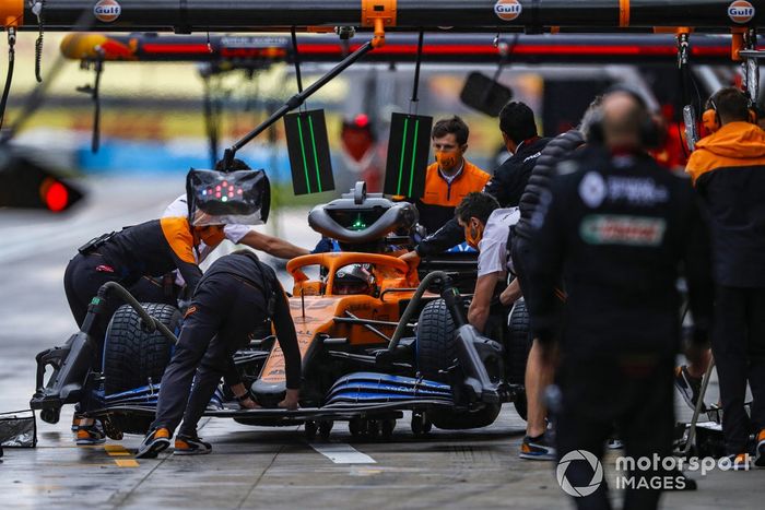 Carlos Sainz Jr., McLaren MCL35, en boxes