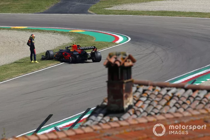 Sergio Pérez, Red Bull Racing RB16B con el coche accidentado
