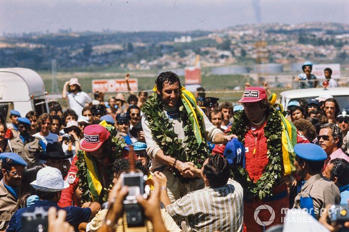 Carlos Pace festeja a sua primeira e única vitória perante o seu público, com o compatriota Emerson Fittipaldi, na 2ª posição, e Jochen Mass, na 3ª posição