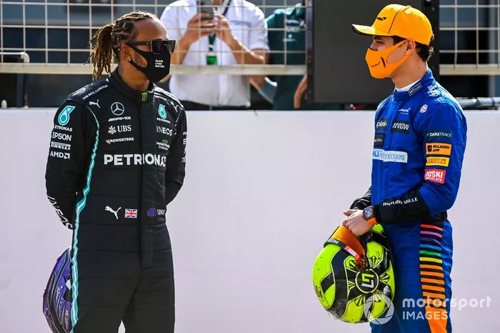 Lewis Hamilton, Mercedes, con Lando Norris, McLaren 
