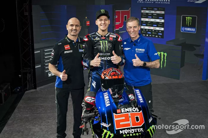 Massimo Meregalli, director del equipo Yamaha oficial de MotoGP, Fabio Quartararo, Yamaha Factory Racing, Lin Jarvis, director general de Yamaha en MotoGP