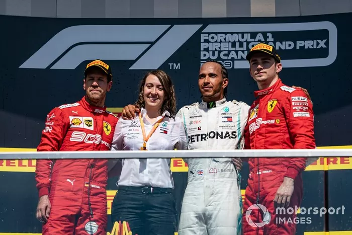 Marga Torres Díez, ingeniera de motor de Mercedes, celebra en el podio del GP de Canadá 2019 junto a Sebastian Vettel, Ferrari, Lewis Hamilton, Mercedes AMG F1 y Charles Leclerc, Ferrari