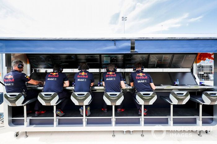 El equipo Red Bull en el muro del pit
