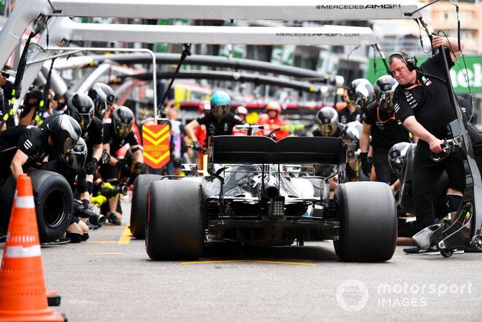 Lewis Hamilton, Mercedes AMG F1 W10, en los pits durante los entrenamientos