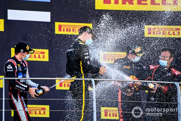 Podio: ganador Christian Lundgaard, ART Grand Prix, segundo lugar Louis Deletraz, Charouz Racing System y tercer lugar Juri Vips, Dams 