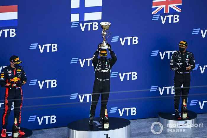Podio: ganador Valtteri Bottas, Mercedes-AMG F1,segundo lugar Max Verstappen, Red Bull Racing, y el tercer lugar Lewis Hamilton, Mercedes-AMG F1