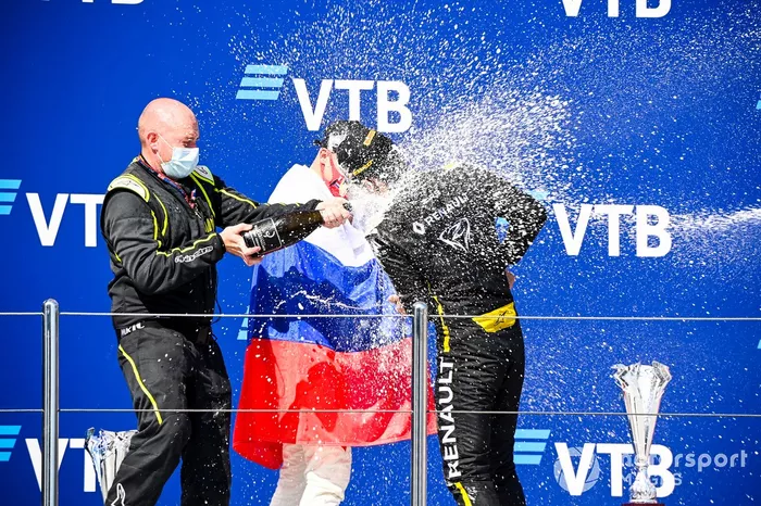 Podio: segundo lugar Nikita Mazepin, Hitech Grand Prix, ganador Guanyu Zhou, UNI-Virtuosi 