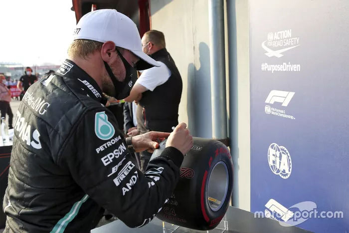 Pole Sitter Valtteri Bottas, Mercedes-AMG F1 firma el trofeo Pirelli Pole Position 