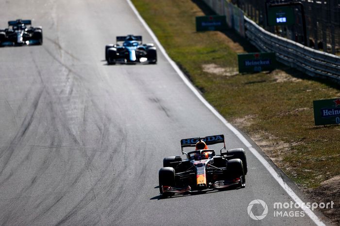 Max Verstappen, Red Bull Racing RB16B, Fernando Alonso, Alpine A521
