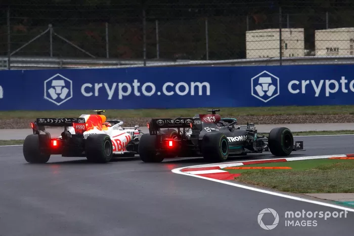 Lewis Hamilton, Mercedes W12, batalla con Sergio Pérez, Red Bull Racing RB16B