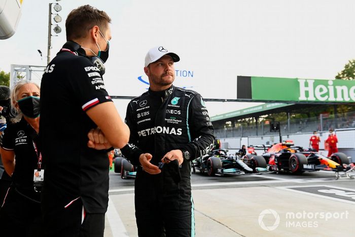 Ganador del primer puesto Valtteri Bottas, Mercedes en Parc Ferme