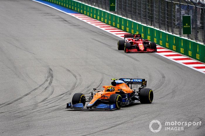 Lando Norris, McLaren MCL35M, Carlos Sainz Jr., Ferrari SF21