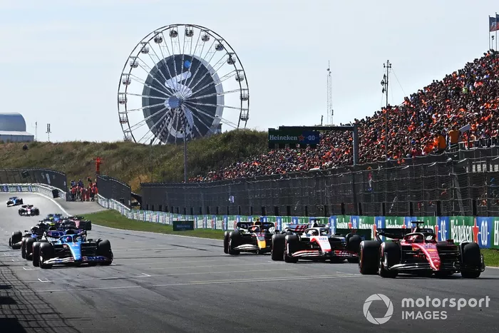 Charles Leclerc, Ferrari F1-75, Kevin Magnussen, Haas VF-22, Sergio Pérez, Red Bull Racing RB18, Fernando Alonso, Alpine A522,  practican sus procedimientos de salida de carrera al final de la FP3