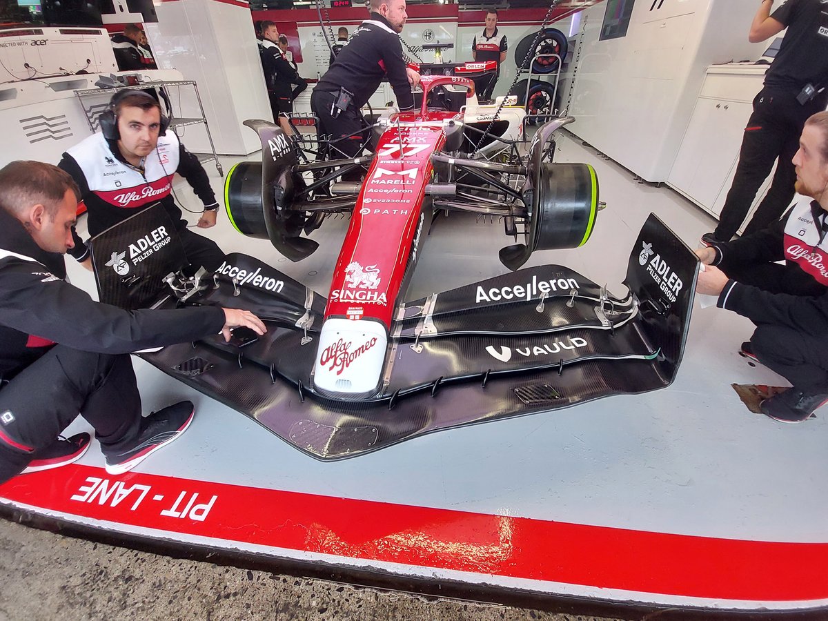 Detalle de la modificación del alerón delantero Alfa Romeo C42 para el GP de Japón 2022 de F1