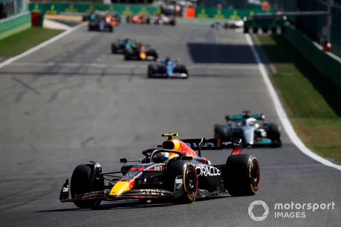 Sergio Pérez, Red Bull Racing RB18, George Russell, Mercedes W13
