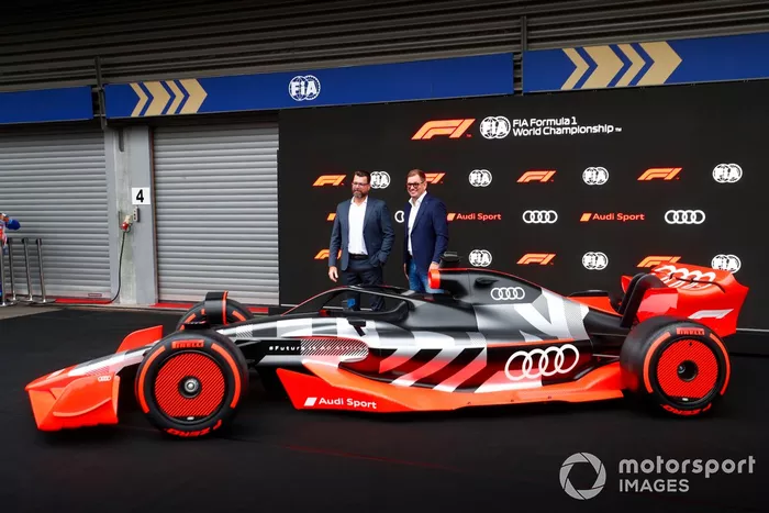 Oliver Hoffmann, Jefe de Desarrollo Técnico de Audi Sport GmbH, con Markus Duesmann, Presidente del Consejo de Administración de Audi AG con el nuevo Audi Sport F1 concept
