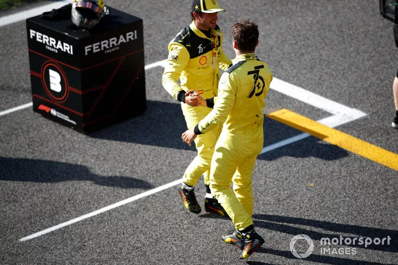 Il poleman Charles Leclerc, Ferrari, e Carlos Sainz, Ferrari, dopo le qualifiche