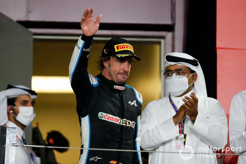 Fernando Alonso, Alpine A521, tercer clasificado del GP de Qatar, llega al podio