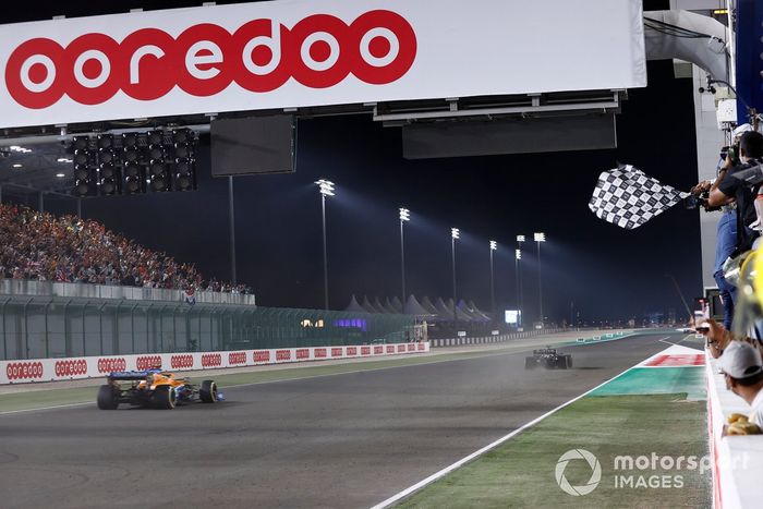 Lewis Hamilton, Mercedes W12, y Lando Norris, McLaren MCL35M, pasan la bandera a cuadros