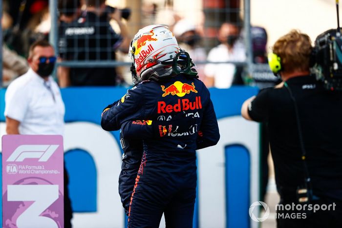 Sergio Pérez, de Red Bull Racing, y el hombre de la pole, Max Verstappen, de Red Bull Racing, se felicitan tras la clasificación