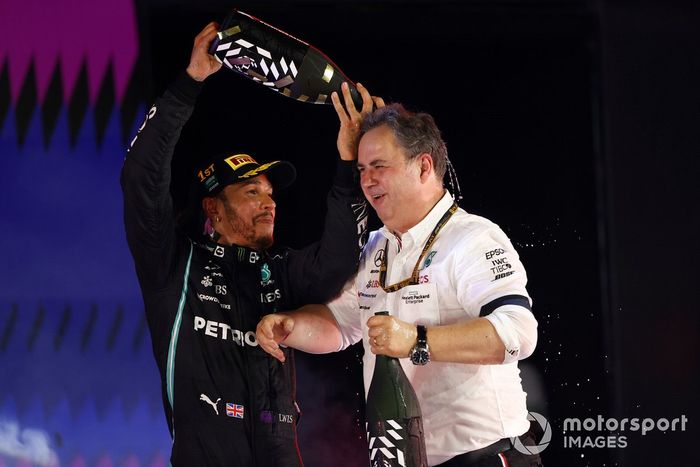 Podio: ganador Lewis Hamilton, Mercedes, Ron Meadows, director deportivo de Mercedes AMG