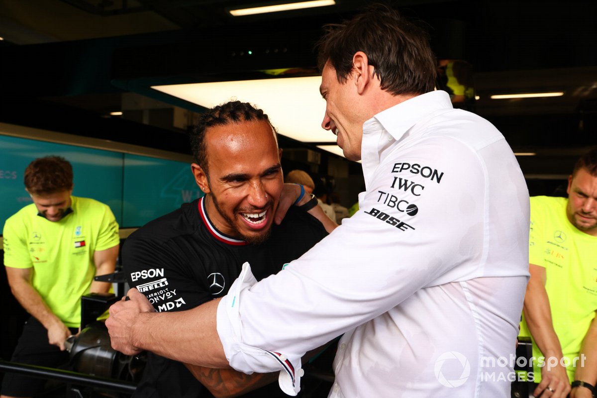Un momento de festejo de Lewis Hamilton y Toto Wolff el año pasado en Interlagos.