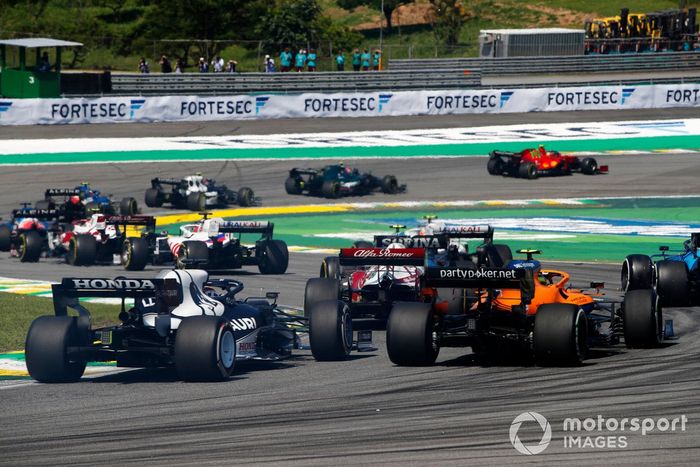 Yuki Tsunoda, AlphaTauri AT02, y Lando Norris, McLaren MCL35M, persiguen al grupo en la reanudación